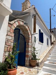 皮洛斯Skalopetra的蓝色门房子的入口