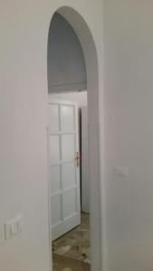 een boog in een kamer met een witte deur bij Appartamento Rifredi in Florence