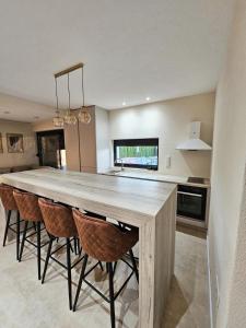 Una cocina con una gran mesa y sillas de madera. en Villa LUXIA Luxury Retreat with Private Pool & Jacuzzi, en Bihać