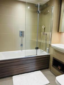Bilik mandi di Luxury 2 Bed in Royal Arsenal +14 gambar