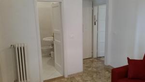 un bagno con wc e porta a vetri di Appartamento Rifredi a Firenze Altre 33 foto