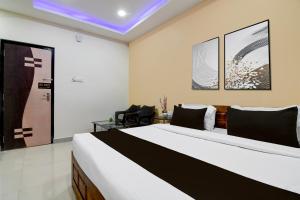 a bedroom with a large bed in a room at Hotel O SS INN in Bhubaneshwar