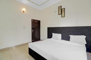 Postel nebo postele na pokoji v ubytování Hotel O White House