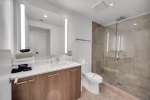 マイアミにあるHigh Floor Unit Heart Of Miami with pool and gymの洗面台、トイレ、シャワー付きのバスルーム +49枚の写真