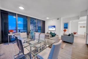 マイアミにあるHigh Floor Unit Heart Of Miami with pool and gymのソファとテーブルと椅子のあるリビングルーム