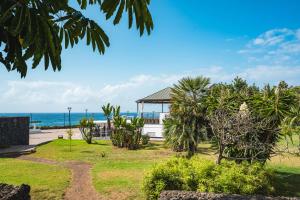 Elle offre une vue sur la plage et l'océan. dans l'établissement Encantador piso en centro de Puerto de la Cruz con gran terraza, à Puerto de la Cruz