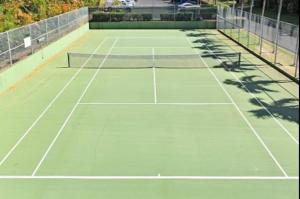 ein Tennisplatz mit zwei Tennisschlägern darauf in der Unterkunft Tropical Family Resort Near Beach-Full Kitchen, AC & WIFI in Wailea