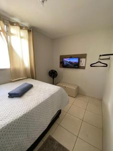 a bedroom with a bed and a tv on the wall at Apartamento 28 De Março in Água Boa
