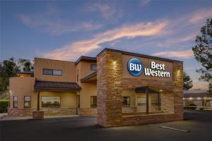 Un edificio con un cartel de Best Western. en Best Western Cottonwood Inn, en Cottonwood