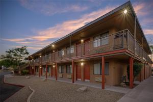 a building with a balcony on the side of it at Best Western Cottonwood Inn in Cottonwood