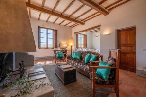 un salon avec un canapé et une cheminée dans l'établissement Podere Siliano Basso, à Castiglione del Lago