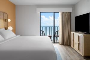 Postel nebo postele na pokoji v ubytování voco The Shelby - Myrtle Beach by IHG