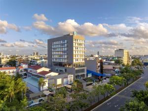 芹苴Tru by Hilton Can Tho Cai Khe的一座高大的建筑,上面有钟