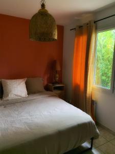 En eller flere senge i et værelse på Maison paisible avec jardin - proche du lac de Sanguinet