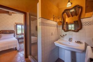une salle de bain avec un lavabo et un miroir dans l'établissement Podere Siliano Basso, à Castiglione del Lago 36 autres photos