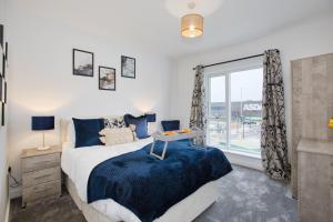 海尔New Harveys Yard By Signature Stays - New Hayle Luxury Stay - Walk to Beach - Sleeps 6的一间卧室，配有一张大床和一扇窗户。