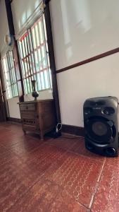 a room with a room with a speaker on the floor at Casa quinta del 11 in La Vega