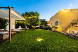 a backyard with a hammock in the grass at B&B PROCHYTEA in Procida