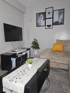 een woonkamer met een salontafel en een tv bij One Bedroom Apartment by Birnes Haven in Ongata Rongai 