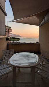 - une table sur une terrasse avec vue sur la plage dans l'établissement Le Mtx Marché, à Montreux 17 autres photos