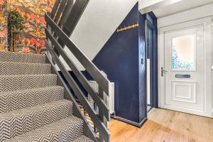 un escalier dans une maison avec une porte et un mur dans l'établissement Large 4 Bedroom House - Sleeps 10 - Birmingham City Centre - Perfect for Work, Families, Groups, Business Travellers & Contractors - FREE PARKING - By 02 Academy, Bullring, Newstreet, Selfridges - SMART TVs in all rooms, à Birmingham