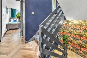un escalier dans une pièce avec une fresque de fleurs dans l'établissement Large 4 Bedroom House - Sleeps 10 - Birmingham City Centre - Perfect for Work, Families, Groups, Business Travellers & Contractors - FREE PARKING - By 02 Academy, Bullring, Newstreet, Selfridges - SMART TVs in all rooms, à Birmingham