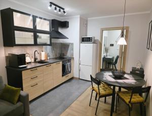Kuchyň nebo kuchyňský kout v ubytování 81 degrees - Hot Lodging - Gorąca Kwatera w centrum Gliwic z prywatną sauną