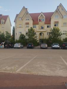 un estacionamiento frente a un gran edificio en Appartement rez de chaussée, en Ifrane