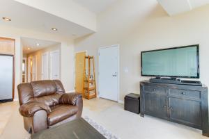 a living room with a couch and a flat screen tv at Romantic Manhattan Beach Sunset #202 in Rockaway Beach