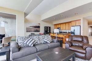 a living room with a couch and a table at Romantic Manhattan Beach Sunset #202 in Rockaway Beach