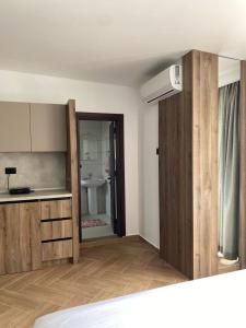 a room with a kitchen with a sliding door at Guesthouse Nesa in Ulcinj