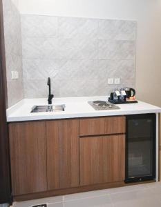 a kitchen with a sink and a counter top at شقق برج الفخامة in Quai