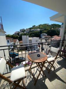 a patio with a table and chairs on a balcony at Guesthouse Nesa in Ulcinj
