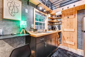 O bucătărie sau chicinetă la Hot Tub and Patio Private Couples Escape in ATL +16 fotografii