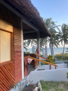 UtendeMafia Beach Bungalows sea view的海滩上的房子,享有海景