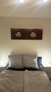 ハノーファーにあるCityLodgeの壁に2匹の豚が描かれたベッドのある寝室