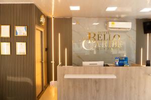 サンタ・マルタにあるHotel Bello Caribe Rodaderoの受付と看板のあるホテルのロビー