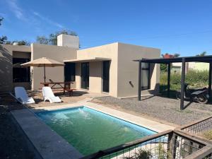 ein Swimmingpool vor einem Haus in der Unterkunft Tu escapada ideal en Mar de Ansenuza - Patio y piscina privada in Miramar + 5 Fotos