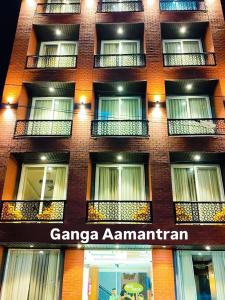 un edificio con un cartello che dice gamma amarant istg di Hotel Ganga Aamantran a Haridwār