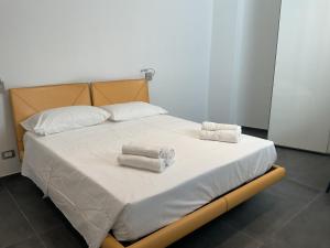 a bed with two towels on top of it at La residenza in Nardò