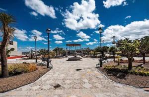 un parco con fontana e gazebo di Casa Corazón Charm and comfort 5 min from downtown a San Miguel de Allende