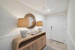 pokój ze stołem, dwiema lampami i lustrem w obiekcie HP 16W Seadawg by 30A Escapes w mieście Rosemary Beach