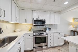 kuchnia z białymi szafkami i piekarnikiem ze stali nierdzewnej w obiekcie HP 16W Seadawg by 30A Escapes w mieście Rosemary Beach +23 zdjęcia