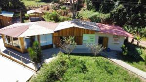 an overhead view of a house with a garden at Pousada O Bosque in Joanópolis