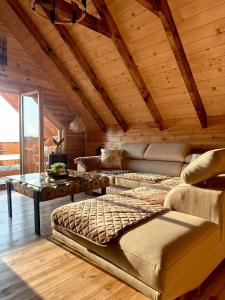 Un dormitorio con una cama grande y una mesa. en theNest, 