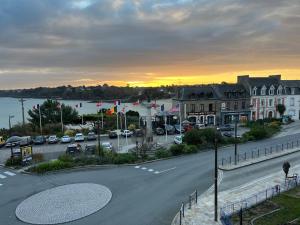 a view of a town with cars parked on a street at Appartement avec vue mer et plage in Dinard