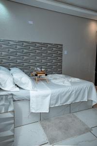 een slaapkamer met een groot bed en een tafel. bij Alo viajante in Sorocaba