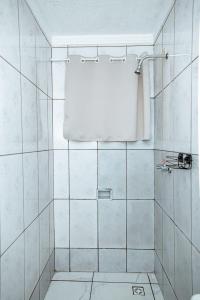 een badkamer met een douche met een douchegordijn bij Alo viajante in Sorocaba