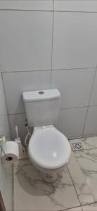 ジョアンペソアにあるNew apartment in João Pessoaの部屋にある白いトイレ付きのバスルーム