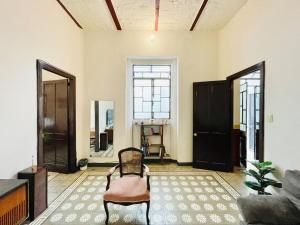 a living room with two doors and a table and chairs at Departamento #8 frente al Zócalo de Puebla en casona del siglo XVI in Puebla